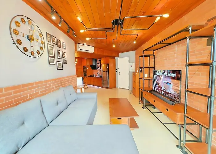 Stylish 3Br Rasuna Apt With Pool, Gym,Wi-Fi, Netflix
